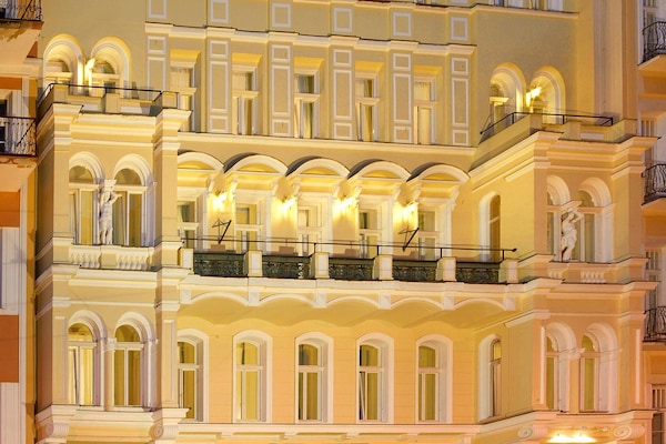 Façana frontal de l'allotjament (vespre/nit)