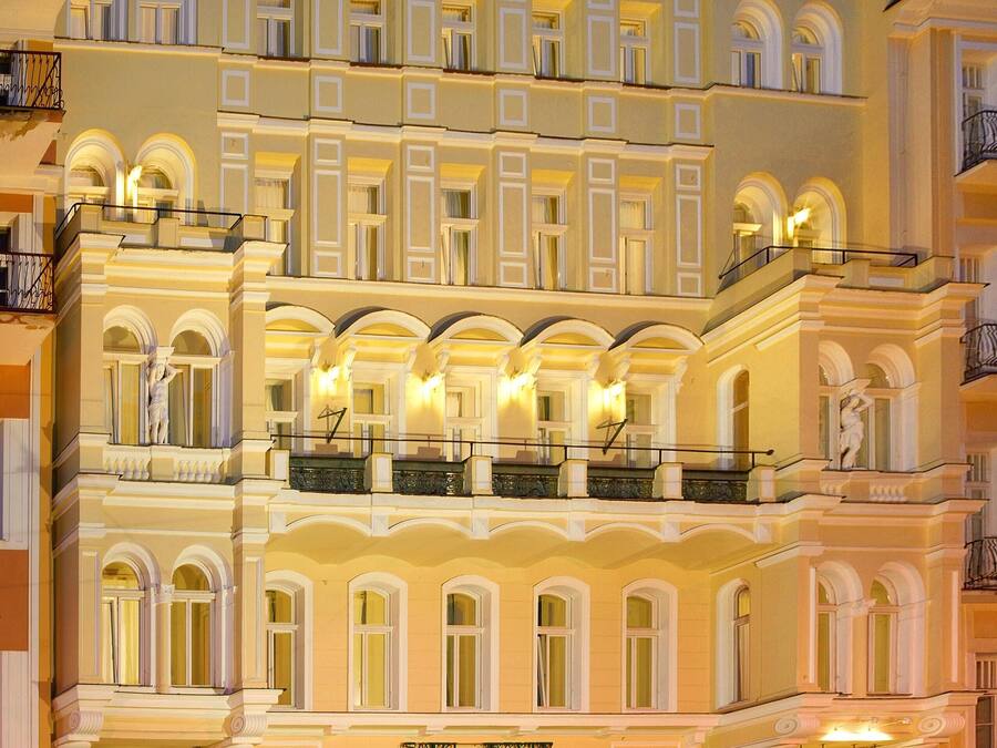 Fachada da propriedade à noite