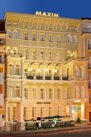 Fassade der Unterkunft – Abend/Nacht