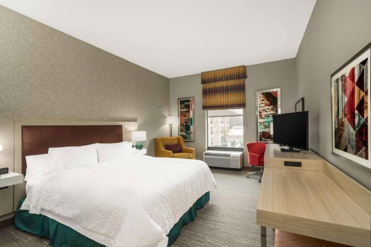 Premium bedding, iron/ironing board, free cribs/infant beds, free WiFi