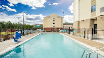 Una piscina al aire libre