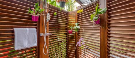 Chambres d'hôtes chez Flo | Phòng tắm | Buồng tắm vòi sen, máy sấy tóc, khăn tắm, xà phòng