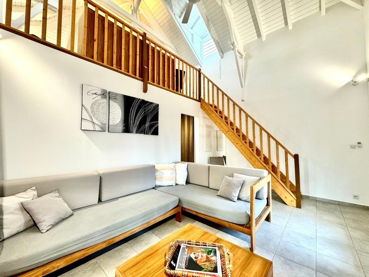 Villa St Barthélémy | Oppholdsområde | En 122-centimeters Flatskjerm-TV med Parabol-TV