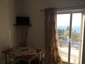 Apartment, 1 Bedroom | In-room dining