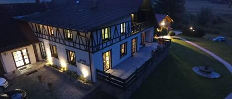 住宿正面 - 傍晚/夜晚