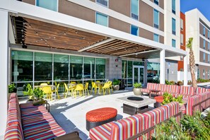 Terrace/patio - Home2 Suites by Hilton Tampa USF Near Busch Gardens (Tampa)