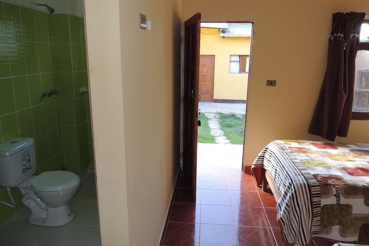 Standard Double Room, Private Bathroom, Garden View | Peti besi dalam bilik, cadar katil 