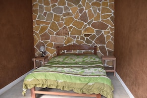 In-room safe, bed sheets - Hostal Wilma (Toro Toro)
