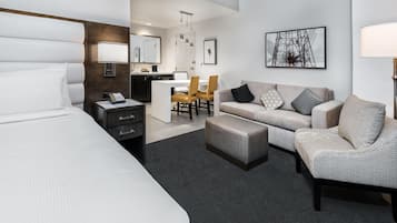 Una habitación de hotel con una cama, un escritorio, un sofá y una silla.