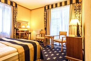 Doppel- oder Zweibettzimmer | Minibar, Schreibtisch, Verdunkelungsvorhänge, kostenlose Babybetten