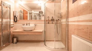 Kamer, 1 twee- of 2 eenpersoonsbedden | Badkamer | Een haardroger, handdoeken