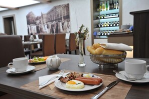 Café da manhã com buffet grátis todos os dias