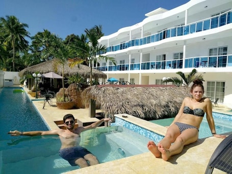 2 piscinas al aire libre, camas de piscina gratis, sombrillas