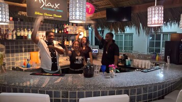 2 bares, bar en la piscina, bar junto a la piscina y bar en la playa