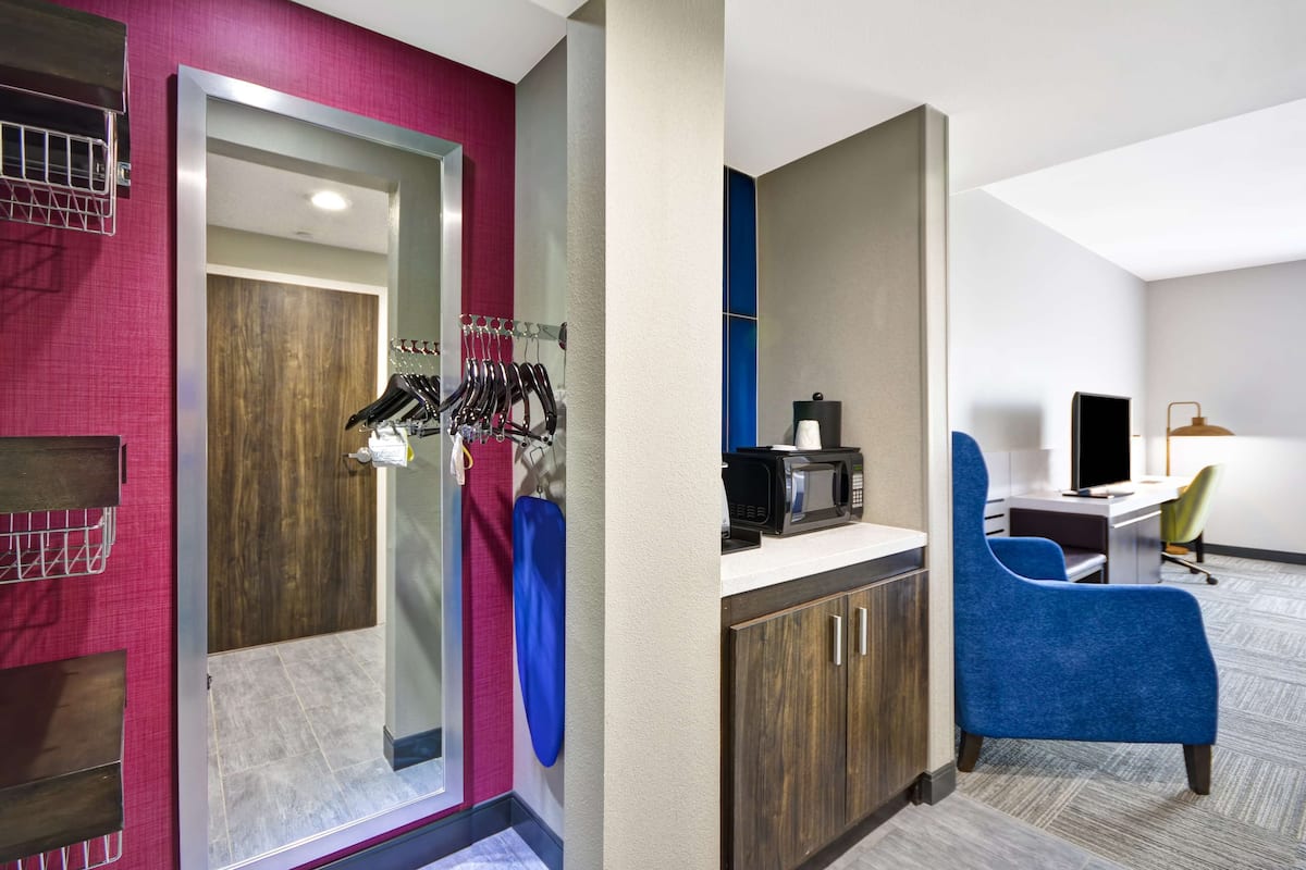 room, 1 king bed, non smoking | hypo-allergenic bedding, desk, laptop workspace, blackout curtains