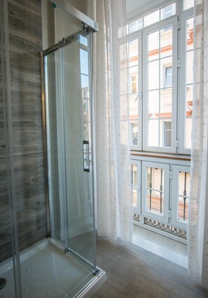 Standard Double Room | Bathroom | Shower, free toiletries, hair dryer, towels - The Lights City Rooms (Málaga)