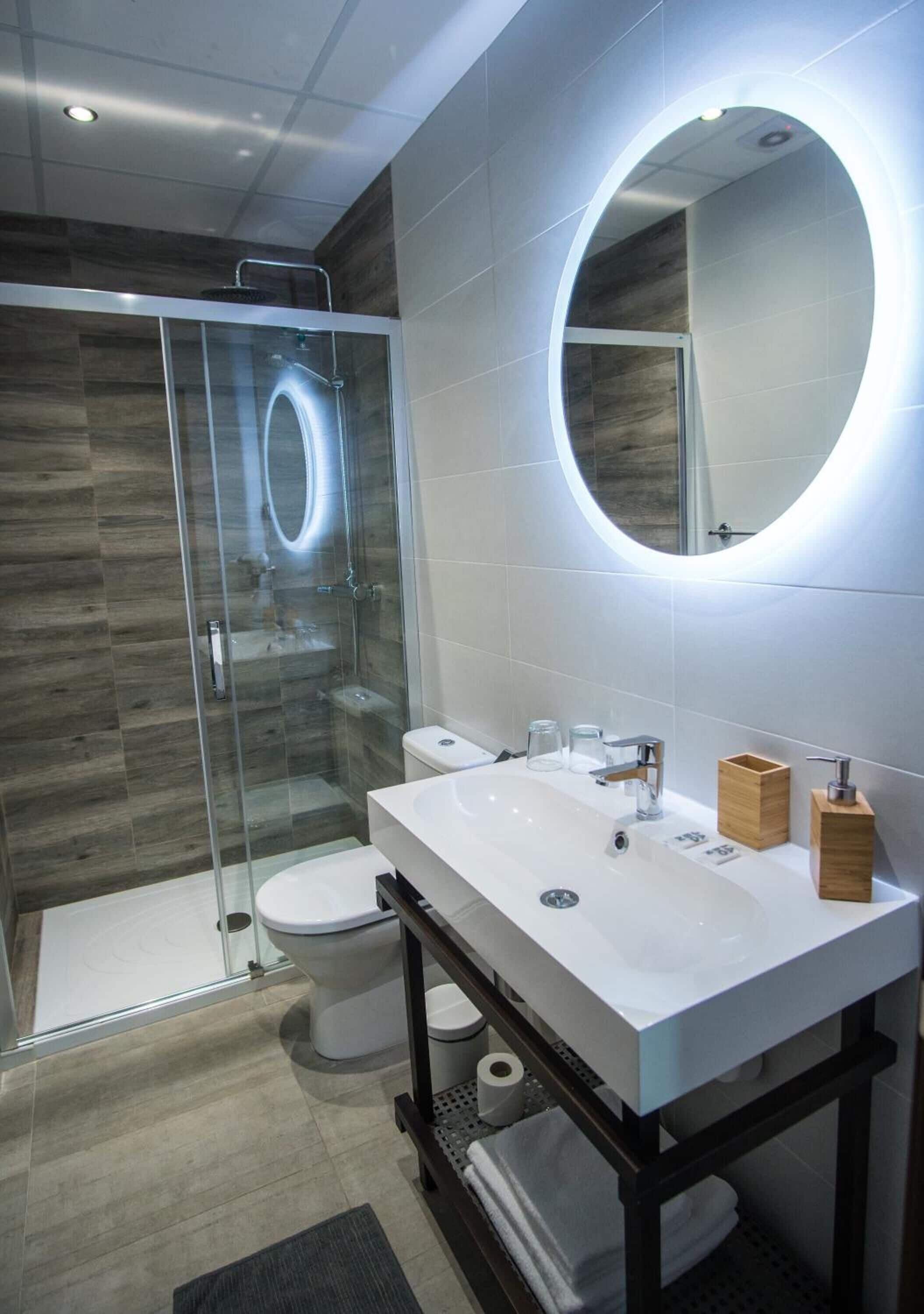 Een douche, gratis toiletartikelen, een haardroger, handdoeken