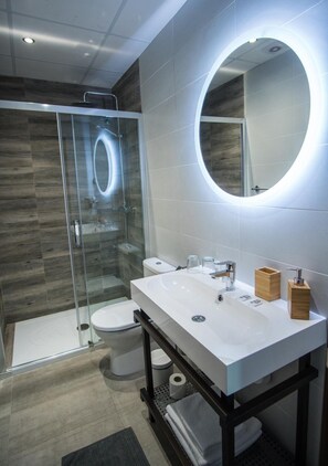 Shower, free toiletries, hair dryer, towels