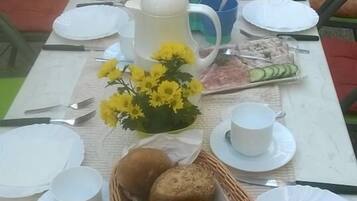 Se ofrece un desayuno continental (15 EUR por persona)