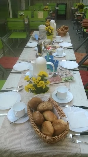 Petit déjeuner continental (15 EUR par personne)