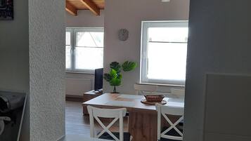 Apartment, 2 Schlafzimmer, Küche, Gartenblick | Eigene Küche | Kühlschrank, Herdplatte, Kochgeschirr/Geschirr/Besteck