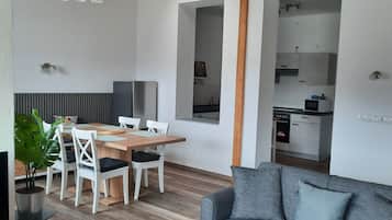 Apartamento, 2 habitaciones, cocina, vistas al jardín | Zona de estar | Televisión de pantalla plana de 50 pulgadas con canales por satélite