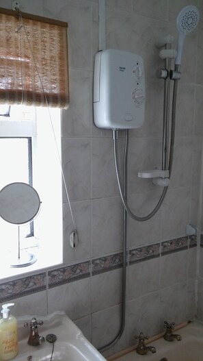 Combined shower/bathtub, towels - Willodean (Walsall)
