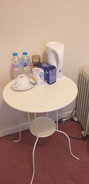 Economy Single Room, Shared Bathroom | In-room dining - Willodean (Walsall)