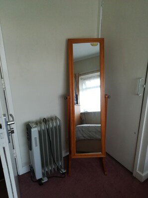 Economy Single Room, Shared Bathroom | Iron/ironing board, WiFi, bed sheets - Willodean (Walsall)