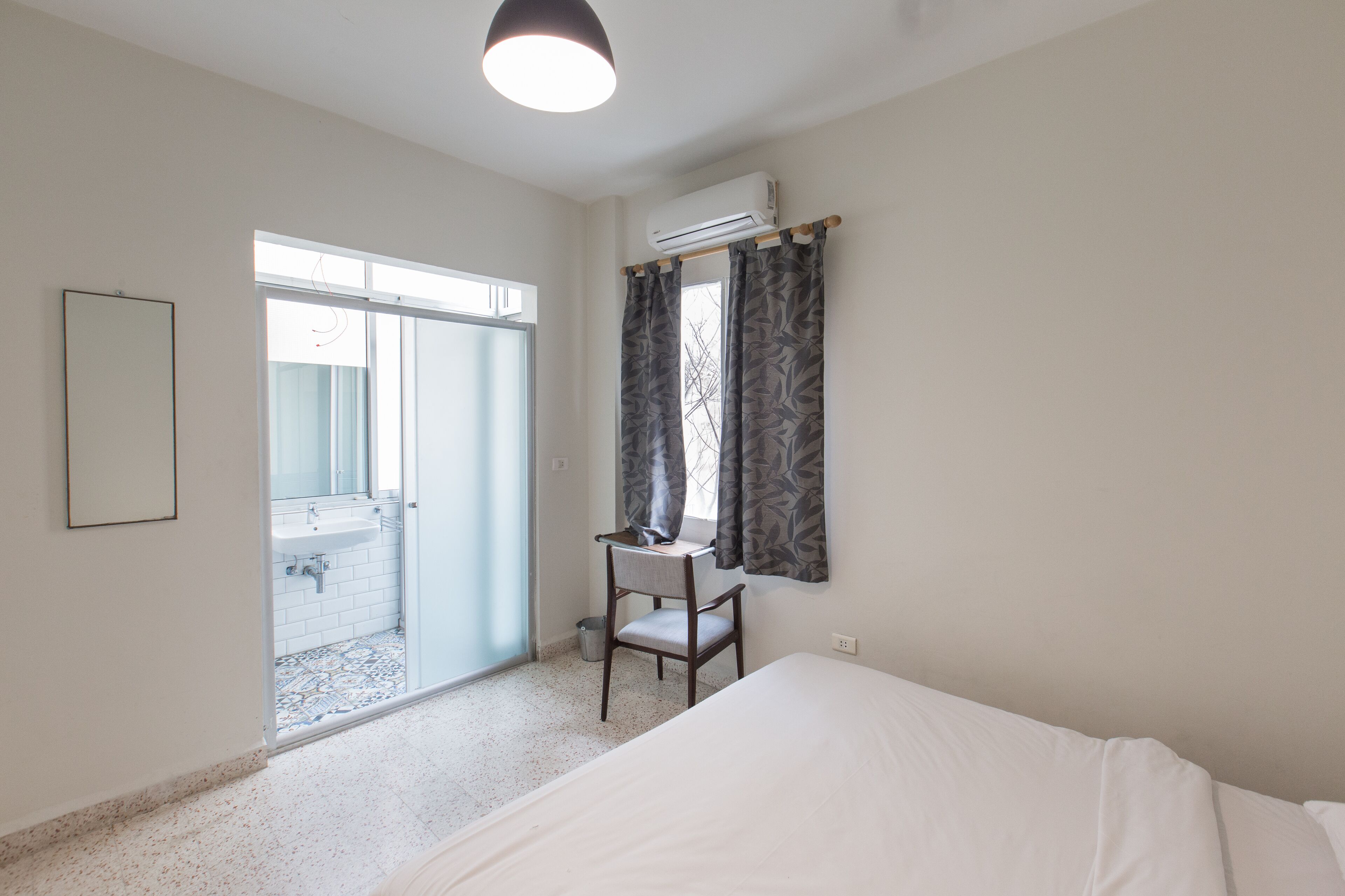 Habitación económica, no fumadores, baño privado | Tabla de planchar con plancha, wifi gratis, ropa de cama