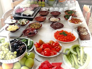 Se ofrece un desayuno completo todos los días (por un coste adicional)