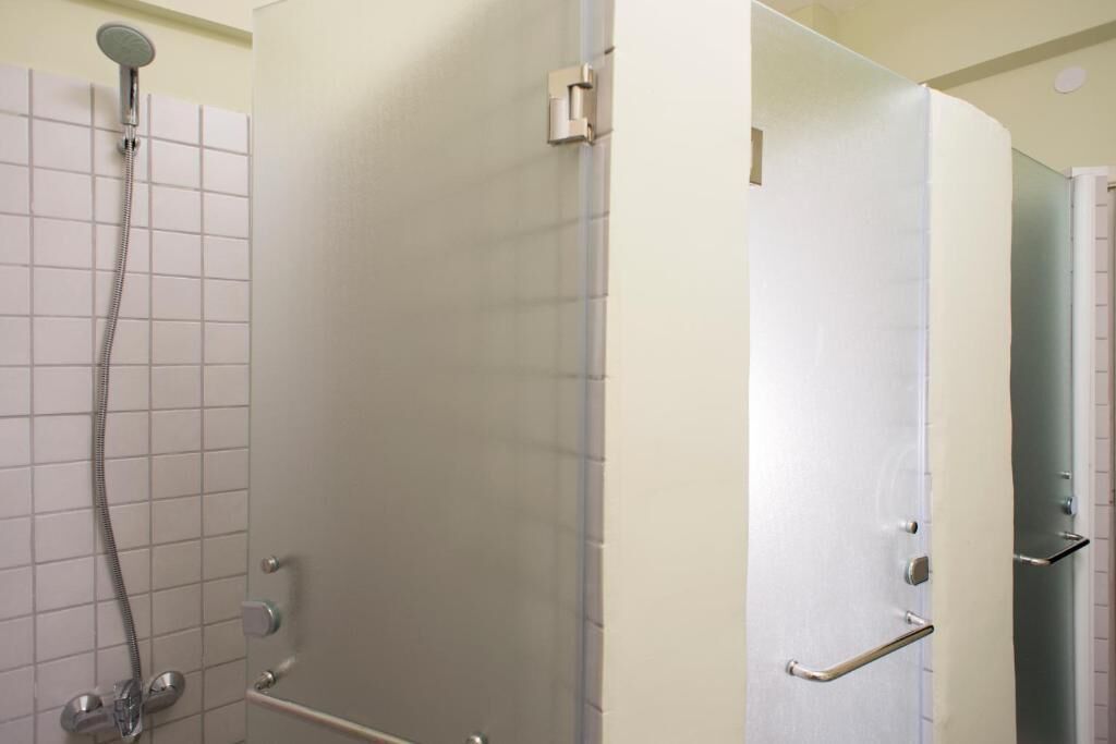 Un baño con ducha, inodoro y lavamanos.