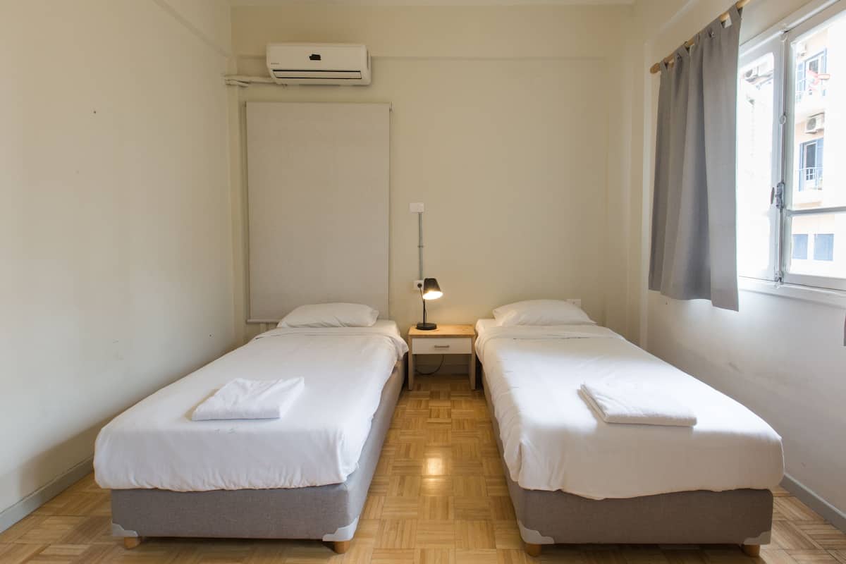Habitación cuádruple, baño compartido | 1 dormitorio, tabla de planchar con plancha, wifi gratis y ropa de cama