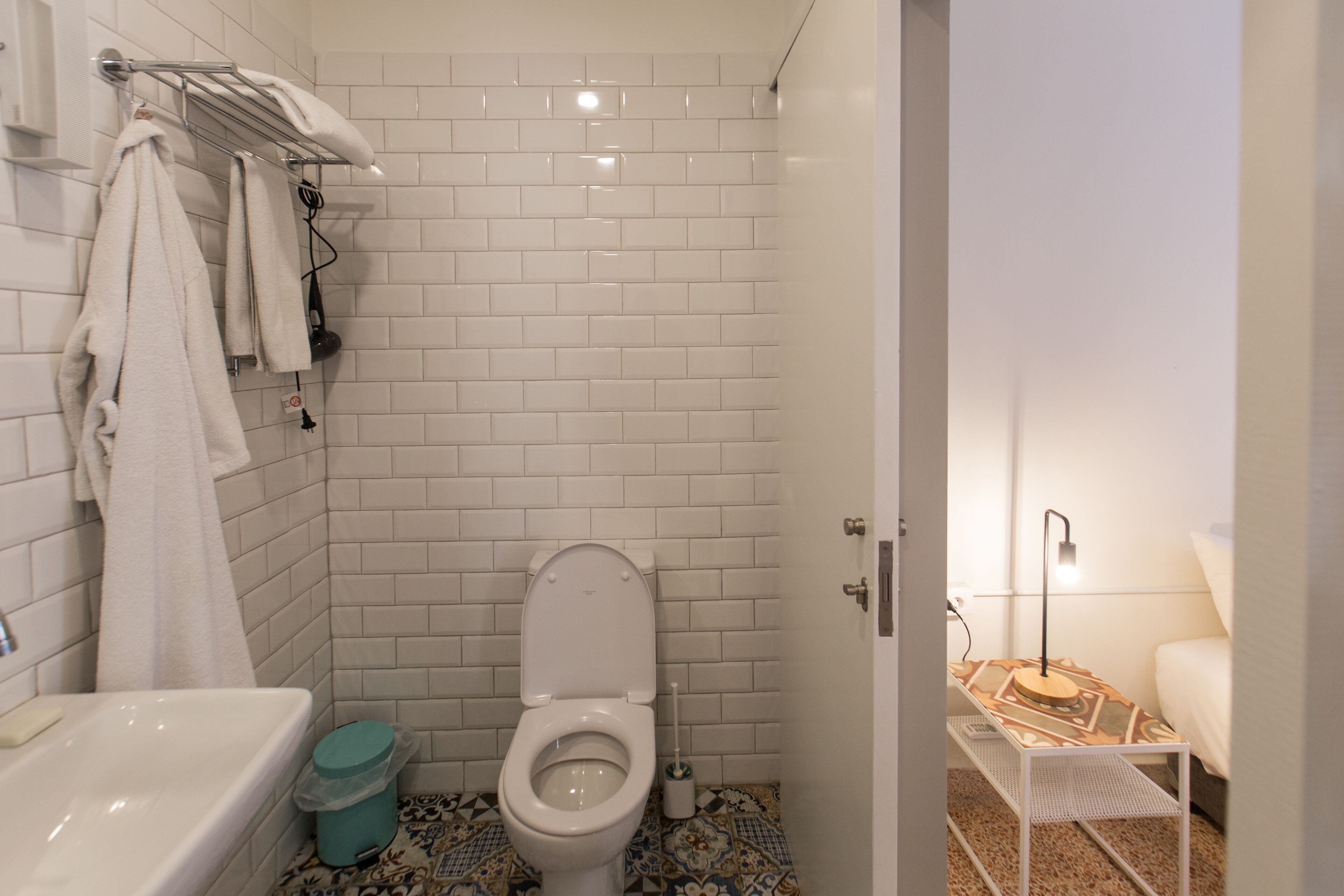 comfort studio suite, non smoking | bathroom | shower, free toiletries, hair dryer, towels
