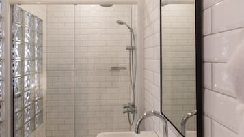 Comfort Studio Suite, Non Smoking | Bathroom | Shower, free toiletries, hair dryer, towels