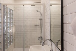 Comfort-Studiosuite, Nichtraucher | Badezimmer | Dusche, kostenlose Toilettenartikel, Haartrockner, Handtücher