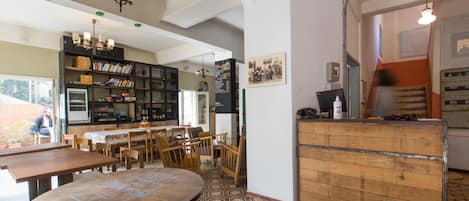 Café da manhã, almoço e jantar; culinária internacional