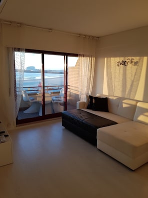 Apartment, 1 Bedroom, Sea View | Living room | Flat-screen TV - Porto Sea Apartments (Matosinhos)