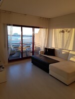 Apartamento, 1 quarto, vista para o mar | Sala de estar | TV de tela plana