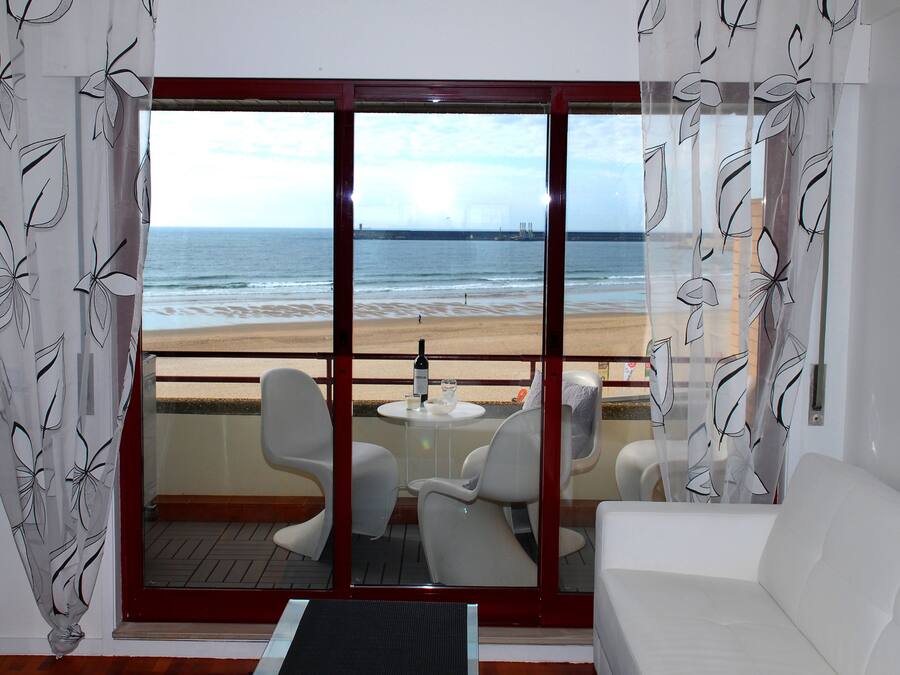 Appartement, 1 slaapkamer, uitzicht op zee | Woonkamer | Een flatscreentelevisie