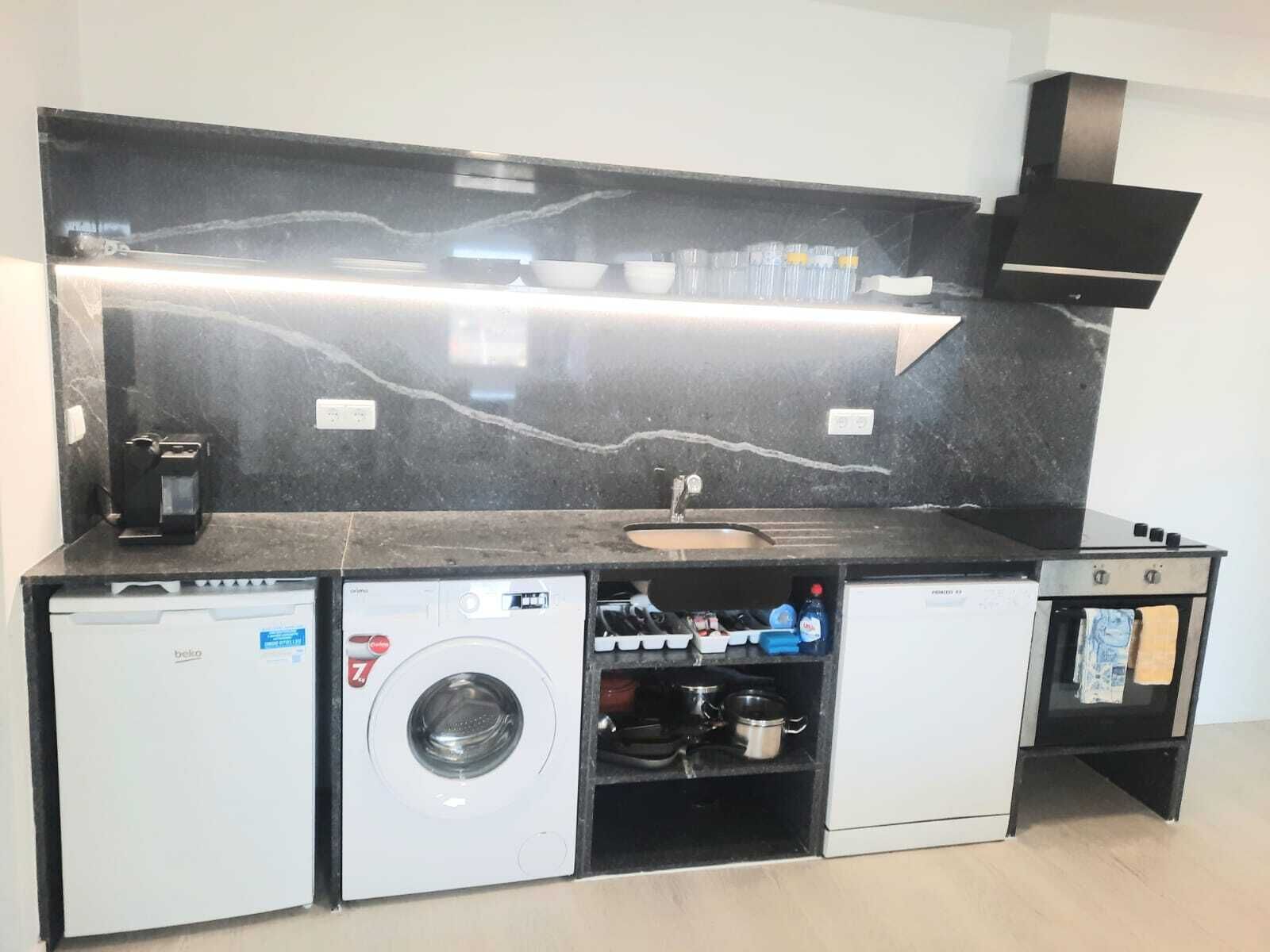 exclusive apartment, 1 bedroom, sea view | private kitchen | full-sized fridge, microwave, oven, stovetop