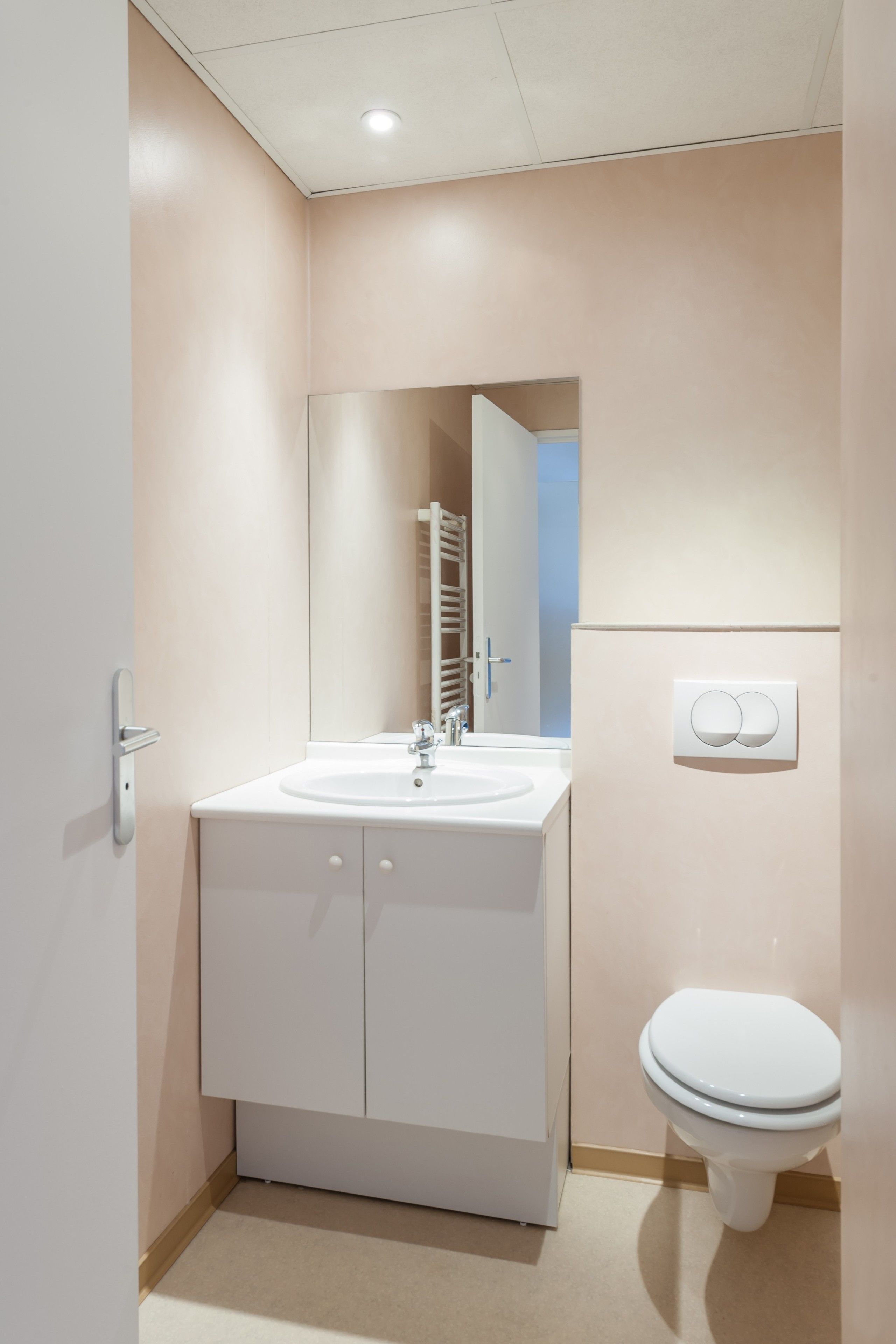 Comfort studio, 1 tweepersoonsbed | Badkamer | Een douche, gratis toiletartikelen, een haardroger, handdoeken