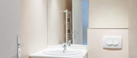 Studio Confort, 1 lit double | Salle de bain | Douche, articles de toilette (gratuits), séchoir à cheveux