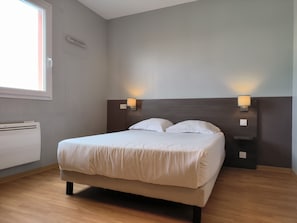 Desk, soundproofing, free WiFi, bed sheets