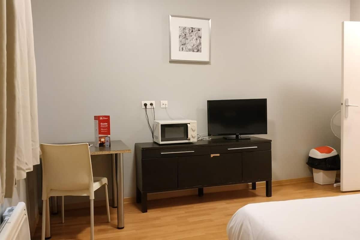 Desk, soundproofing, free WiFi, bed sheets