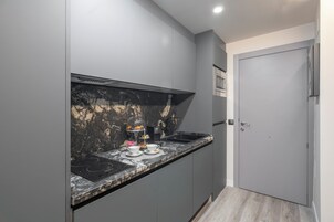 Refrigerador con freezer, microondas, placa de cocina, lavavajillas