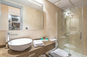 Ducha, artículos de tocador gratuitos, secador de pelo, toallas