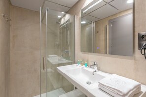 Apartment, 1 Schlafzimmer, Stadtblick | Badezimmer | Dusche, kostenlose Toilettenartikel, Haartrockner, Handtücher