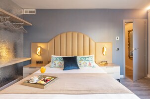 1 habitación, cubrecamas, escritorio y cuna de viaje 