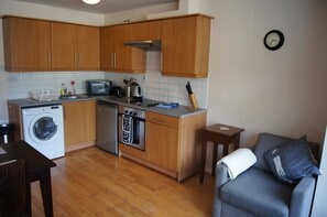 Fridge, microwave, coffee/tea maker - Phoenix Park View Holiday Apartment (Dublin)